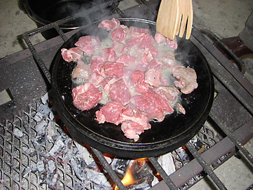 ダッチオーブンのふたを裏返して牛肉を炒める