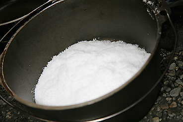 ダッチオーブンの底に2ｃｍくらい塩を入れる