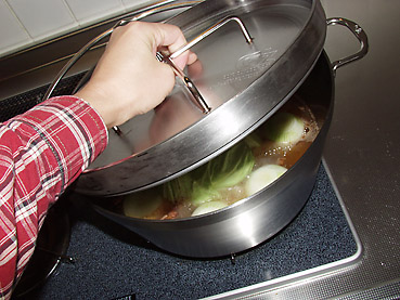 ステンレス製ダッチオーブンなら、キッチンで手軽にできる、丸玉ねぎのベーコン煮