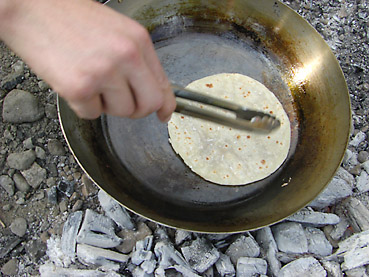 ジャガイモのチャパティーにラム肉ペーストを塗って焼き上げる、ランチョ・エルパソのラムチャパティーは、キャンプに最適！