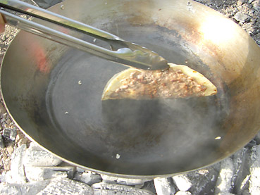 ジャガイモのチャパティーにラム肉ペーストを塗って焼き上げる、ランチョ・エルパソのラムチャパティーは、キャンプに最適！