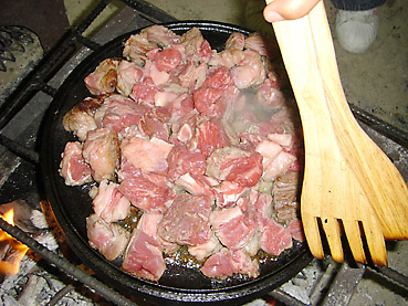 ダッチオーブンのふたを裏返して牛肉を炒める